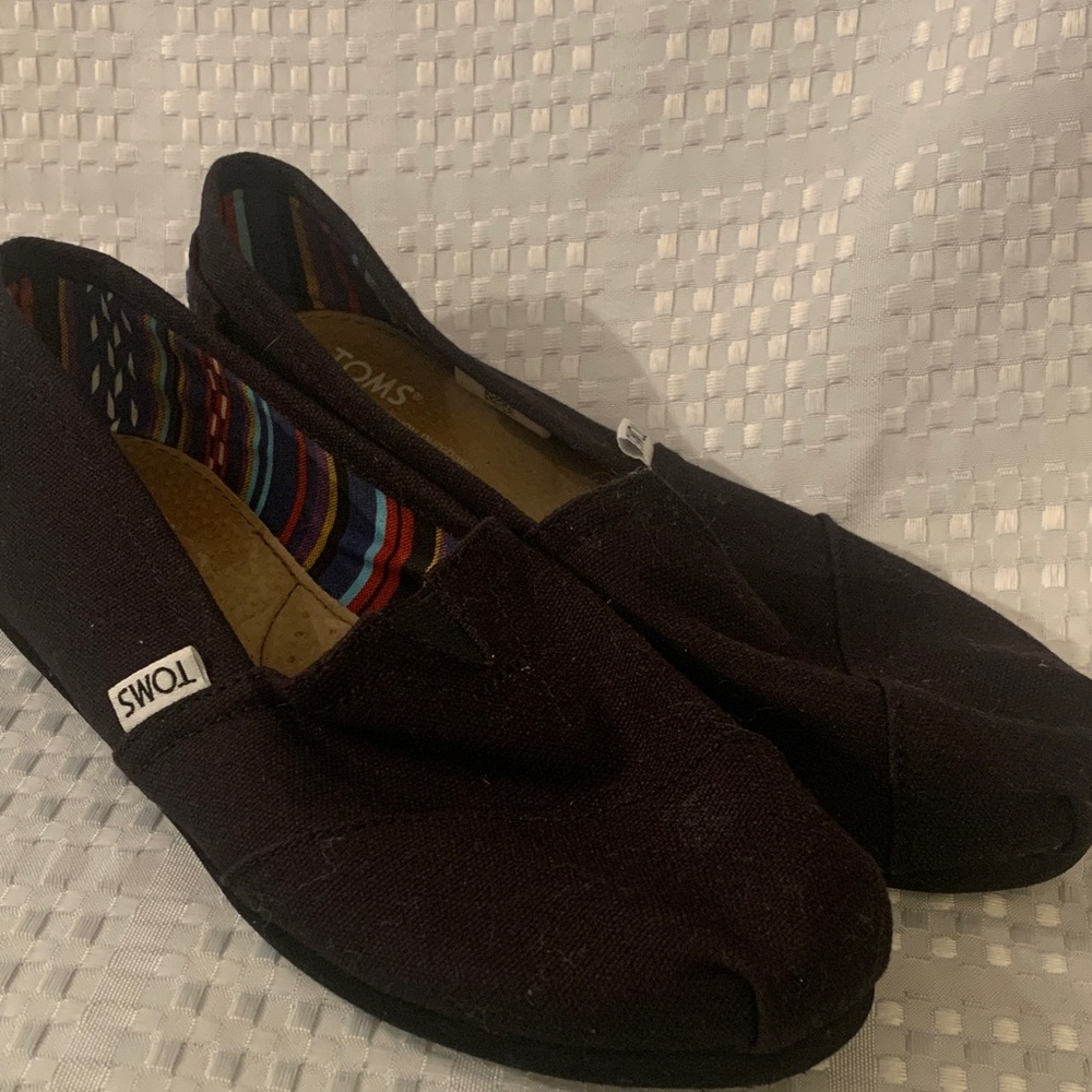 TOMS women’s black canvas slip on shoes, size 7.5.